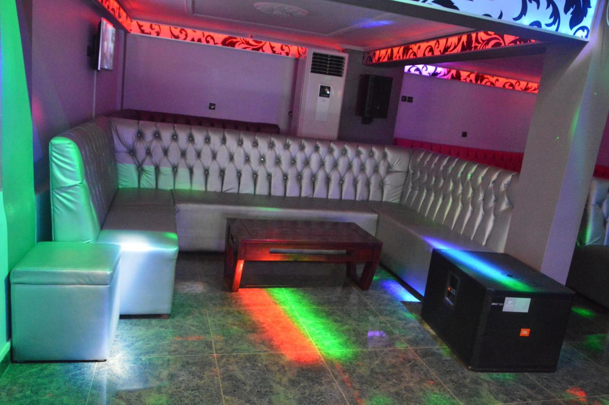 Nikita Hotel Yaoundé Buitenkant foto