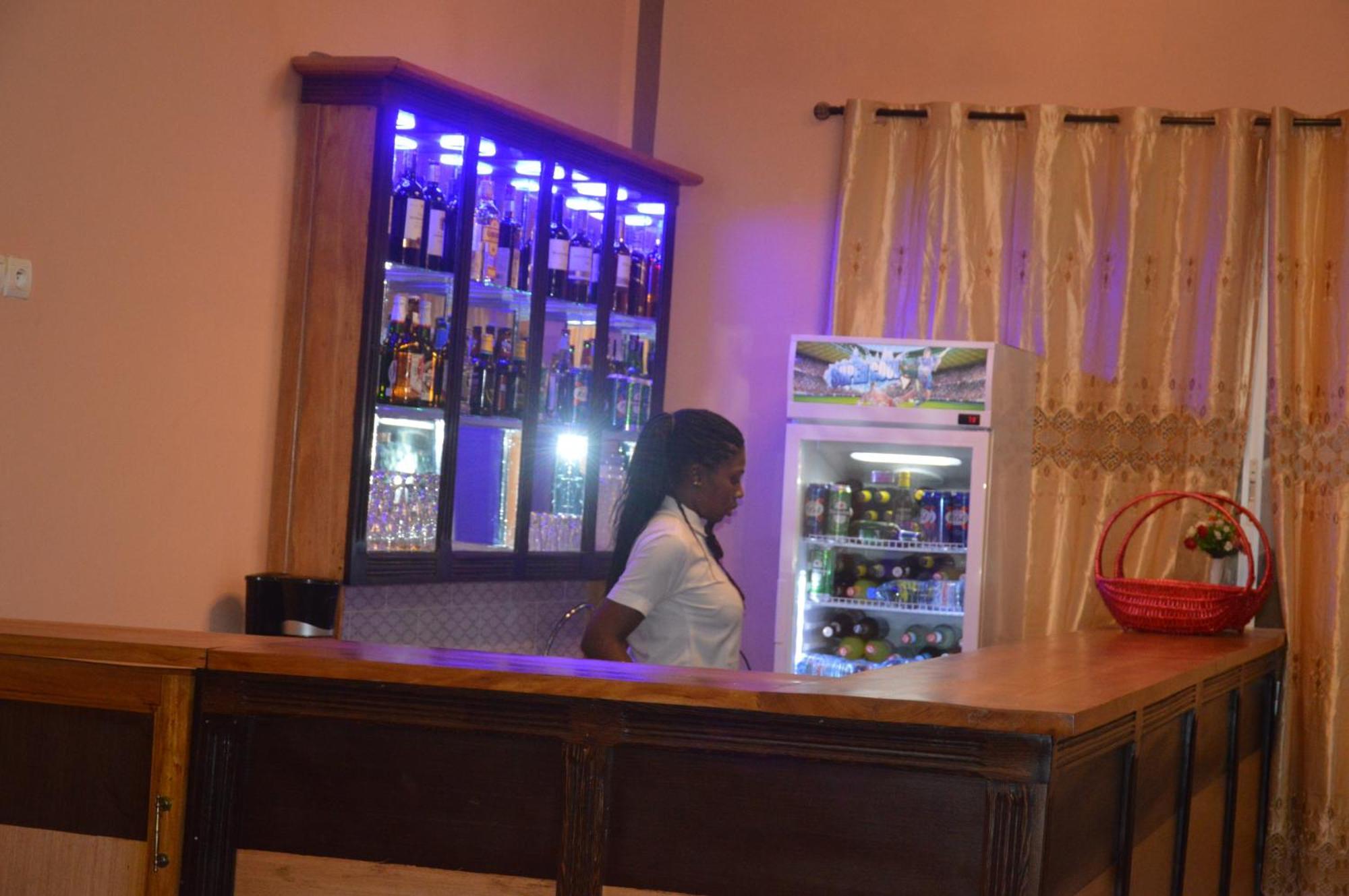 Nikita Hotel Yaoundé Buitenkant foto