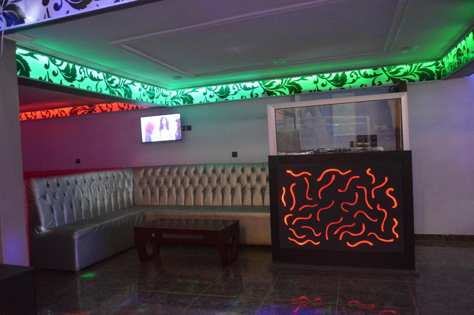 Nikita Hotel Yaoundé Buitenkant foto