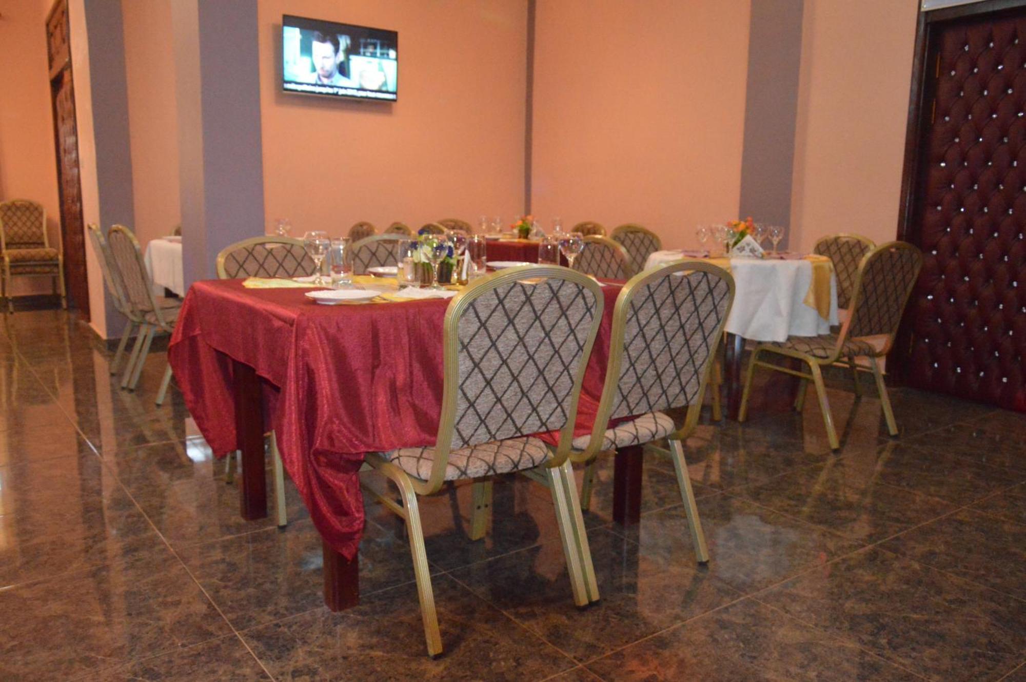 Nikita Hotel Yaoundé Buitenkant foto