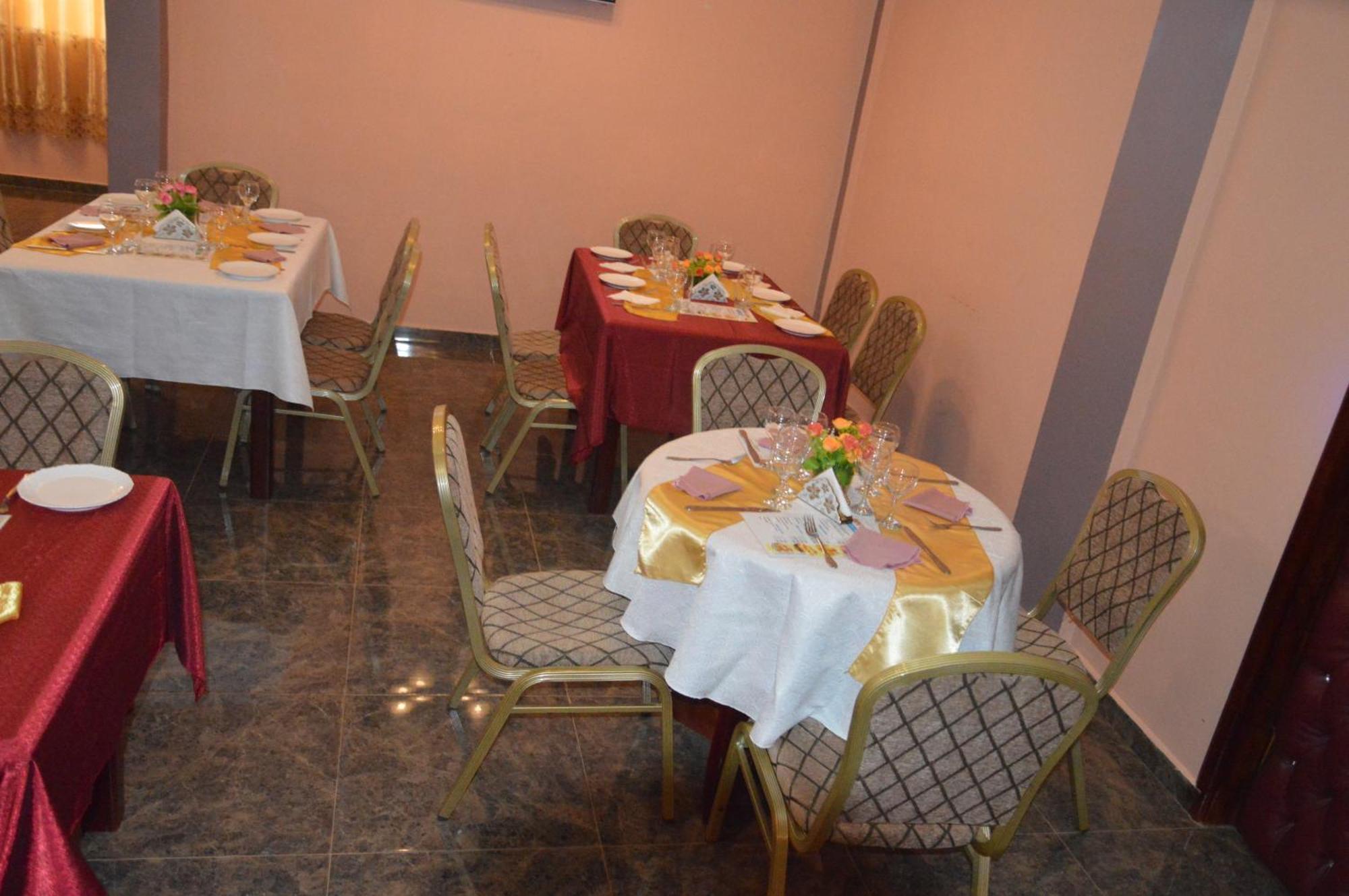 Nikita Hotel Yaoundé Buitenkant foto